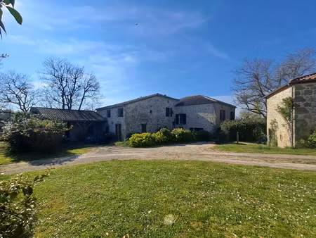 maison de caractère avec plus de 8 hectares  écuries  piscin