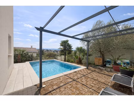 maison récente avec piscine