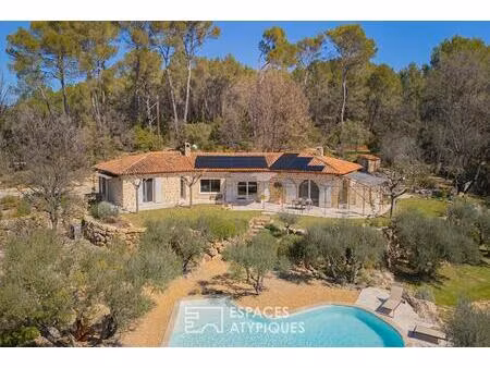 propriété d'exception de plain-pied avec piscine  vue dominante