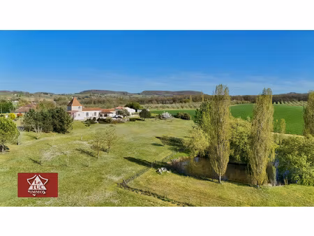 propriété contemporaine avec lac et maison d'amis.