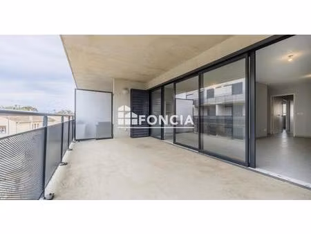 t3 avec grande terrasse et 2 parkings privatifs