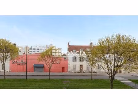 secteur proche du centre-ville et des transports  agréable studio avec garage