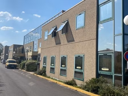 location local d'activités 305 m²