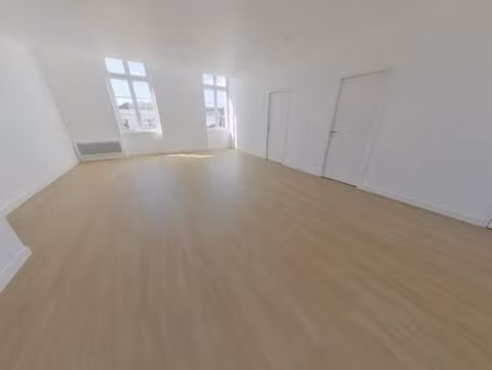 t4 lumineux au nord de tours