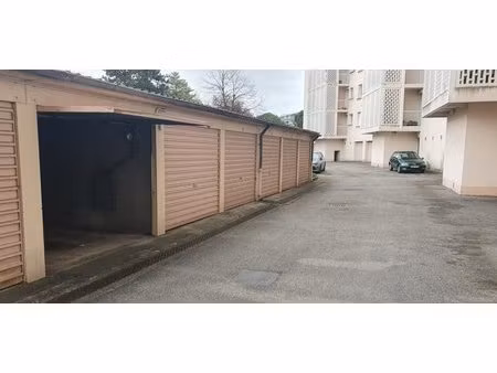 garage fermé au rdc // 48 b rue du commandant charcot 69005 lyon