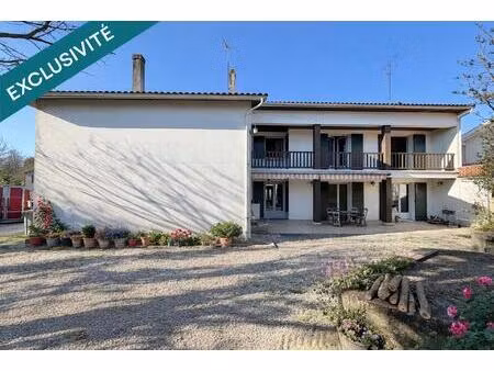 maison traditionnelle avec cour intérieure et dépendance