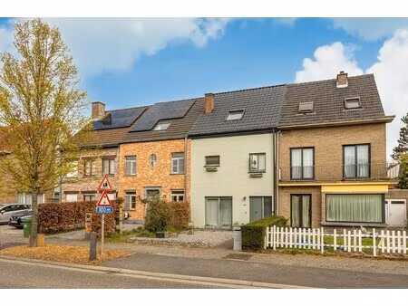 instapklare woning met 4 slpk  veranda en tuin te hemiksem!