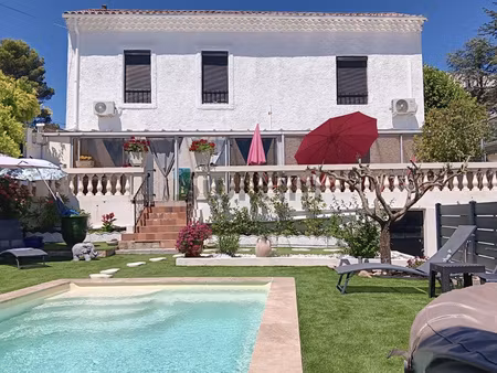 maison de ville 144 m2 - piscine récente et vaste garage