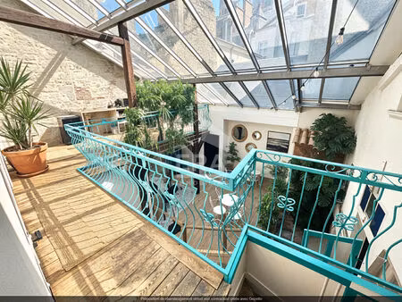 coeur d'orléans  maison de caractère avec patio  terrasse et garage .