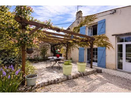 sainte-soulle propriété de charme de 223 m² + gite de 52 m² 5aux multiples possibilités à 