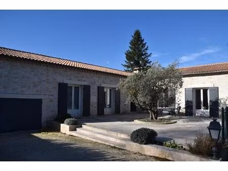 villa de plain pied avec 5 chambres et une piscine sans vis à vis et au calme.
