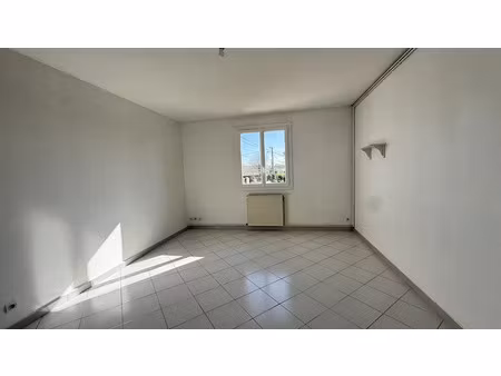 location appartement 4 pièces 66 m² à arles (13200)  750 €