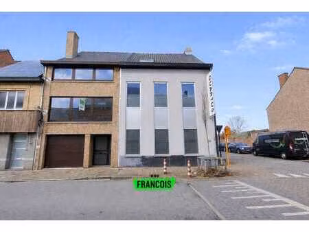 maison pratique avec terrasse ensoleillée et double garage …