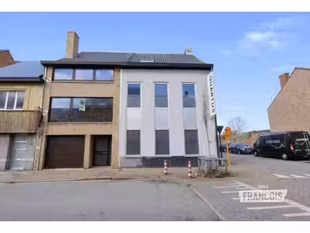 spacieuse maison avec double garage et terrasse ensoleillée…