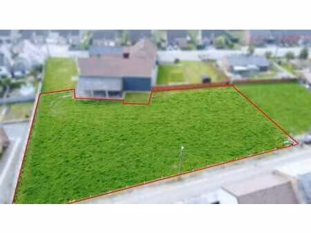 beau terrain plat avec large façade (62 m)