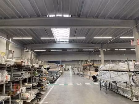 bâtiment industriel haut de gamme de 4.400 m² avec bureau...