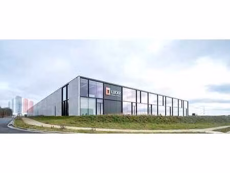 bâtiment industriel haut de gamme de 8.800 m² avec bureau...