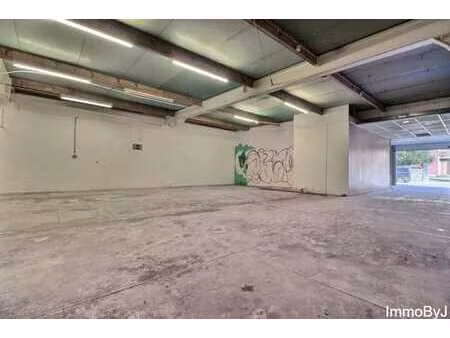 a louer anhée espace polyvalent de ± 256m² axe namur dinant