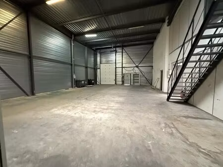 location commerce 705 m²
