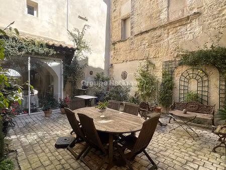 maison de ville à tarascon 6 pièces 160 m² avec cour et garage.