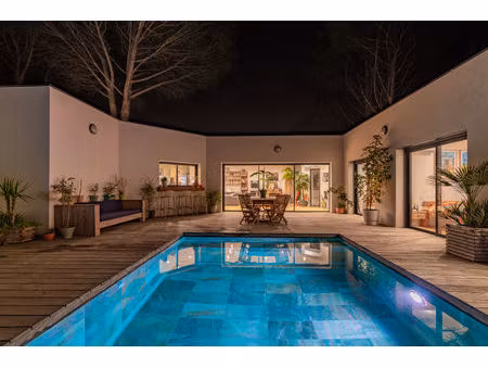 lumineuse villa de plain-pied avec piscine et spa