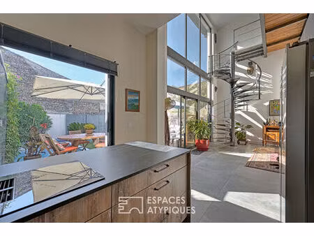 quand la lumière réinvente une ancienne écurie