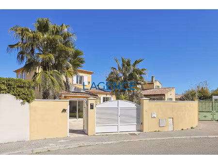 villa 5 pièces de 135m2 sur terrain de 458m2 avec piscine ré