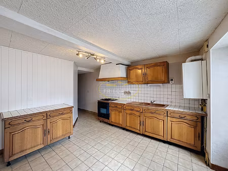 charmante maison de ville en triplex emplacement idéal !