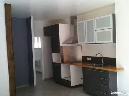 proche centre ville  loue appartement type f2 au rez-de-chaussée - refait à neuf : cour co