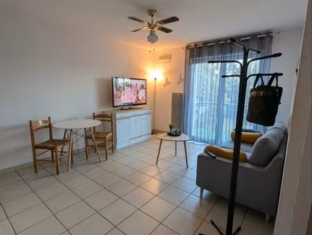 t2 lumineux  balcon  piscine et parking