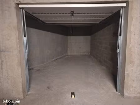 grand garage fermé 19 m² dans résidence sécurisée à gières