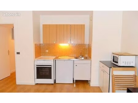 rangements  parquet (chêne)  murs blancs  place de parking privative