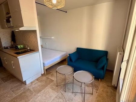 à louer – studio lumineux avec climatisation  balcon et parking