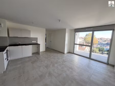 t2 dans une résidence récente avec balcon proche centre-ville