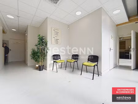 espace professionnel composé de 2 bureaux en centre ville d'environ 26 51 m2 complété d'es