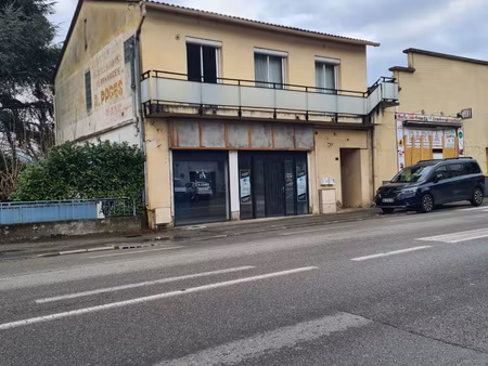 limoux sur axe principal local parfait etat
