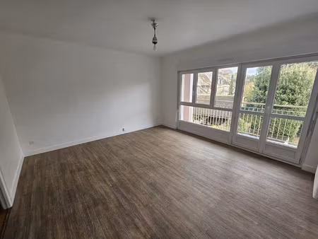 grand 2 pieces de 52m2 avec balcon - hyper centre de limours