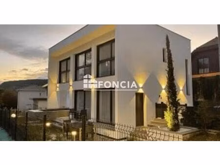 élégante villa d’architecte contemporaine avec piscine et grandes baies vitrées  dans un e