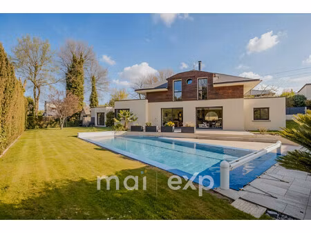 élégante propriété contemporaine avec piscine et studio