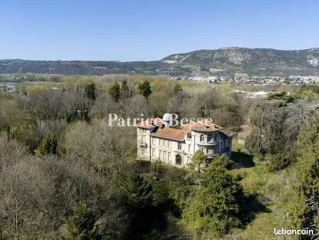 château 17 pièces 1 485 m²