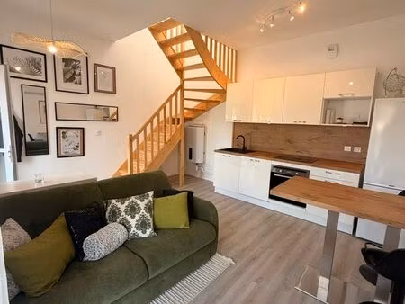 maison de ville / petit jardin avec place de parking