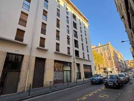 place partagée moto - sécurisé - caméras - baille/conception