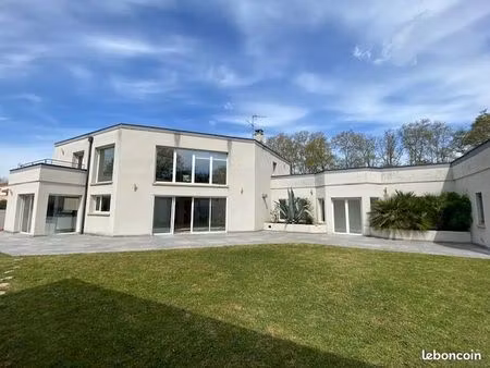 villa 6 pièces 242 m²