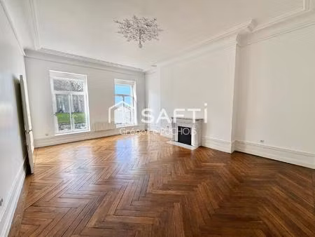 appartement de caractère (f4) face aux remparts