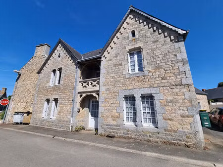 louargat  centre bourg  immeuble comprenant un t2 et un t3