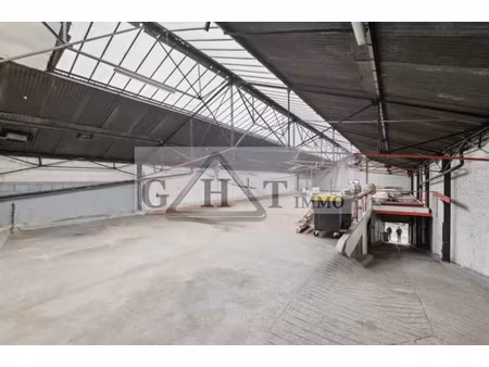 entrepôt-bureaux de 1200 m2 à vendre sur gentilly !