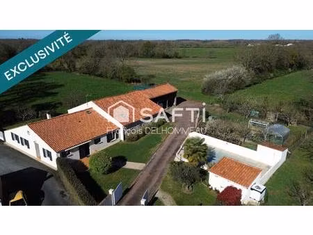 corps de ferme rénovée 120m2  studio 30m2  grange 130m2  préau 70m2