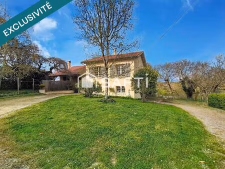 maison avec grand terrain et installations pour animaux