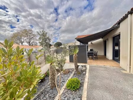 maison de plain-pied  5 chambres  dans le bourg de mouilleron