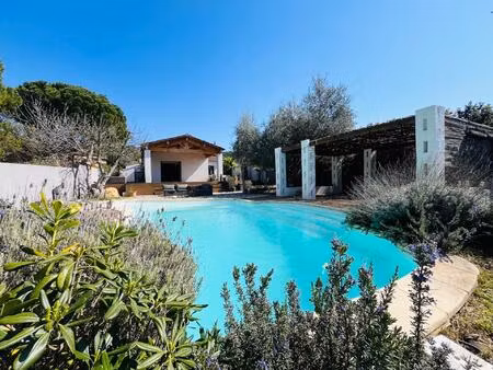 propriété de caractère plain-pied avec piscine